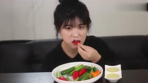 美女吃脆瓜视频大全,美女品尝瞬间，视觉盛宴来袭