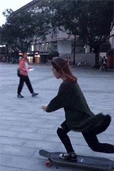 直播滑板女孩吃瓜视频,趣味横生瞬间走红网络