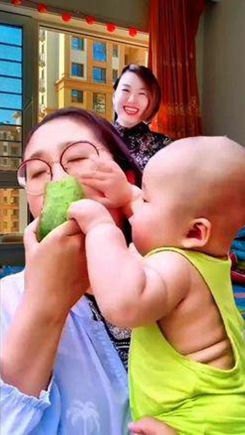 吃瓜卡点视频萌娃,萌态百出引网友爆笑