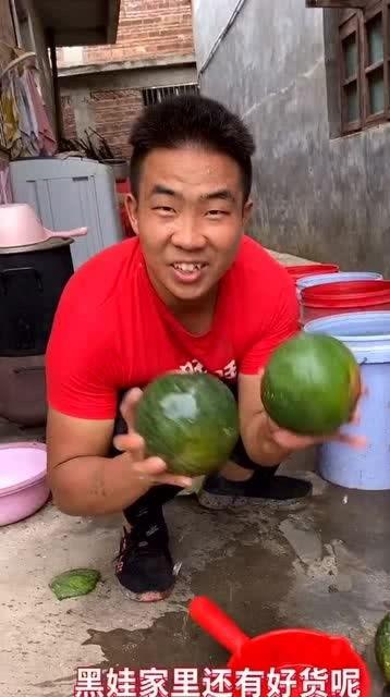 精神小伙吃瓜事件视频播放,网络热议背后的真相揭秘