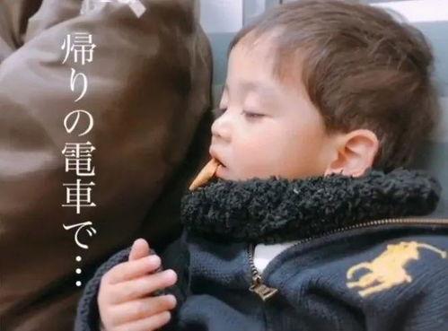 梳头吃瓜男孩视频,网络爆红背后的青春故事