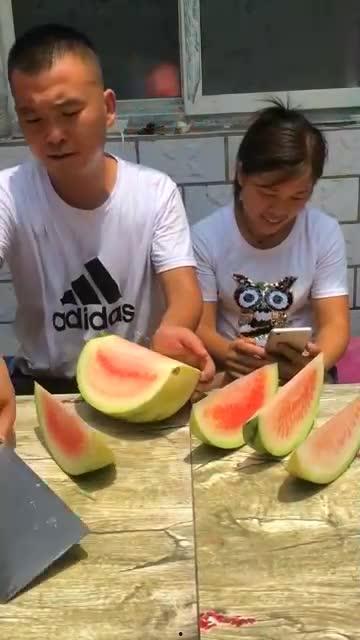 吃瓜吐口水视频,揭秘网络恶搞视频的流行现象