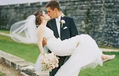 新郎新娘拥吻吃瓜视频,新郎新娘拥吻瞬间捕获网友眼球